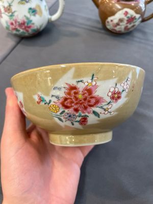 Two Chinese famille rose teapots and a bowl, Qianlong — photo 2