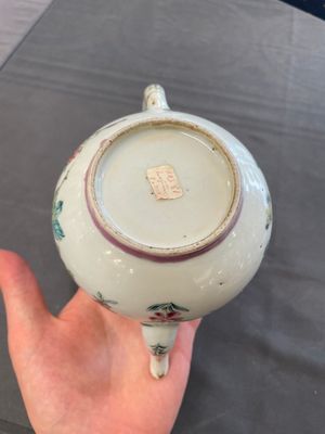 Two Chinese famille rose teapots and a bowl, Qianlong — photo 23