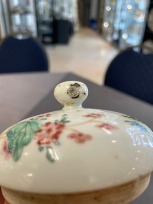 Two Chinese famille rose teapots and a bowl, Qianlong — photo 28