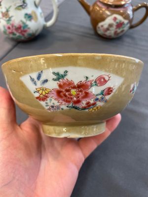Two Chinese famille rose teapots and a bowl, Qianlong — photo 3