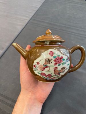 Two Chinese famille rose teapots and a bowl, Qianlong — photo 7