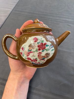 Two Chinese famille rose teapots and a bowl, Qianlong — photo 8