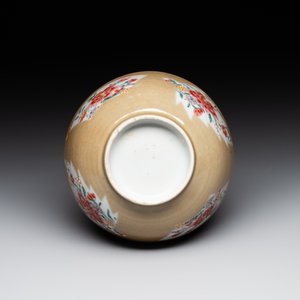 Two Chinese famille rose teapots and a bowl, Qianlong — photo 11