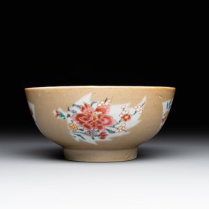 Two Chinese famille rose teapots and a bowl, Qianlong — photo 8