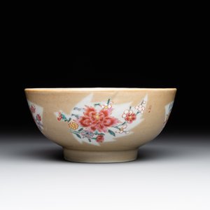 Two Chinese famille rose teapots and a bowl, Qianlong — photo 9