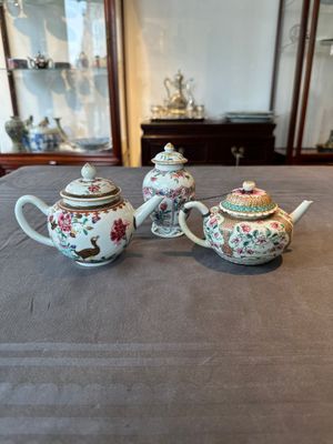 Two Chinese famille rose teapots and a tea caddy, Yongzheng/Qianlong — photo 1