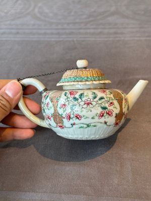Two Chinese famille rose teapots and a tea caddy, Yongzheng/Qianlong — photo 13