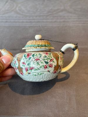 Two Chinese famille rose teapots and a tea caddy, Yongzheng/Qianlong — photo 14