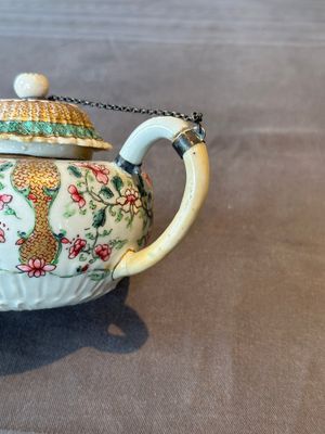 Two Chinese famille rose teapots and a tea caddy, Yongzheng/Qianlong — photo 15