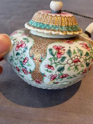 Two Chinese famille rose teapots and a tea caddy, Yongzheng/Qianlong — photo 16