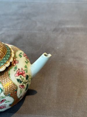 Two Chinese famille rose teapots and a tea caddy, Yongzheng/Qianlong — photo 17