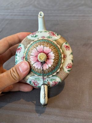 Two Chinese famille rose teapots and a tea caddy, Yongzheng/Qianlong — photo 18