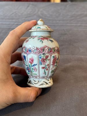 Two Chinese famille rose teapots and a tea caddy, Yongzheng/Qianlong — photo 2