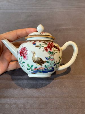 Two Chinese famille rose teapots and a tea caddy, Yongzheng/Qianlong — photo 23
