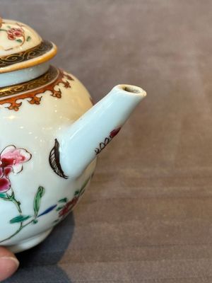 Two Chinese famille rose teapots and a tea caddy, Yongzheng/Qianlong — photo 25