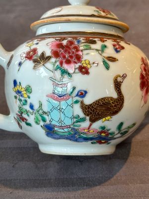 Two Chinese famille rose teapots and a tea caddy, Yongzheng/Qianlong — photo 26