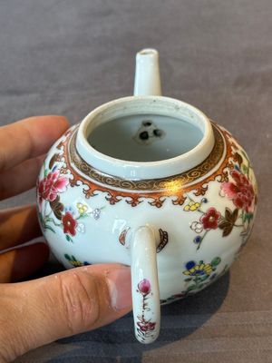 Two Chinese famille rose teapots and a tea caddy, Yongzheng/Qianlong — photo 29