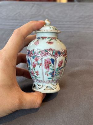 Two Chinese famille rose teapots and a tea caddy, Yongzheng/Qianlong — photo 3