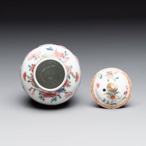 Two Chinese famille rose teapots and a tea caddy, Yongzheng/Qianlong — photo 3