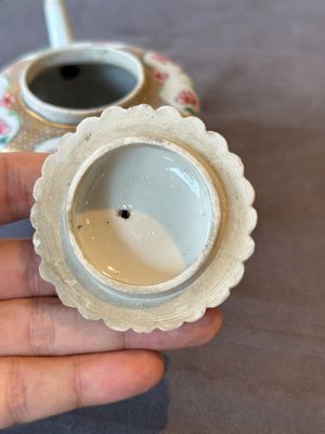 Two Chinese famille rose teapots and a tea caddy, Yongzheng/Qianlong — photo 19