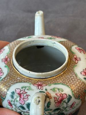 Two Chinese famille rose teapots and a tea caddy, Yongzheng/Qianlong — photo 20