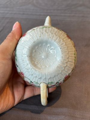 Two Chinese famille rose teapots and a tea caddy, Yongzheng/Qianlong — photo 21
