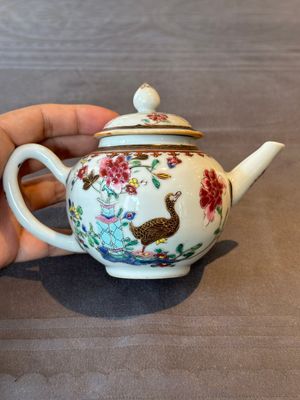 Two Chinese famille rose teapots and a tea caddy, Yongzheng/Qianlong — photo 22