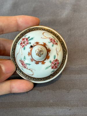 Two Chinese famille rose teapots and a tea caddy, Yongzheng/Qianlong — photo 27