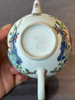 Two Chinese famille rose teapots and a tea caddy, Yongzheng/Qianlong — photo 30