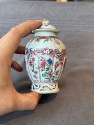Two Chinese famille rose teapots and a tea caddy, Yongzheng/Qianlong — photo 4