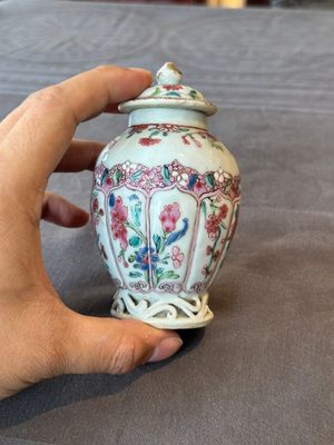 Two Chinese famille rose teapots and a tea caddy, Yongzheng/Qianlong — photo 5