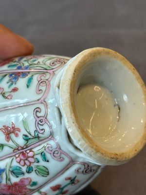Two Chinese famille rose teapots and a tea caddy, Yongzheng/Qianlong — photo 10
