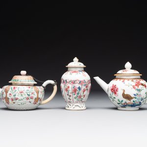 Two Chinese famille rose teapots and a tea caddy, Yongzheng/Qianlong — photo 2