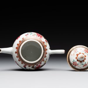 Two Chinese famille rose teapots and a tea caddy, Yongzheng/Qianlong — photo 5
