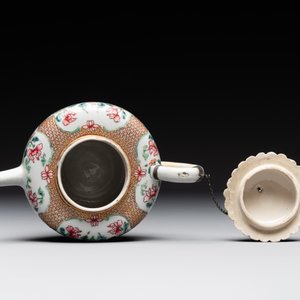 Two Chinese famille rose teapots and a tea caddy, Yongzheng/Qianlong — photo 7