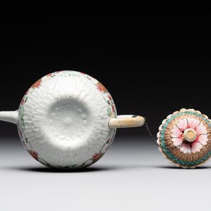 Two Chinese famille rose teapots and a tea caddy, Yongzheng/Qianlong — photo 8