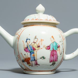 Two Chinese famille rose teapots and covers and two sets of cups and saucers, Qianlong — 照片 11