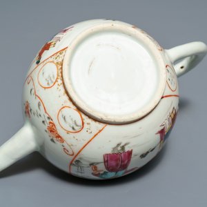 Two Chinese famille rose teapots and covers and two sets of cups and saucers, Qianlong — 照片 14