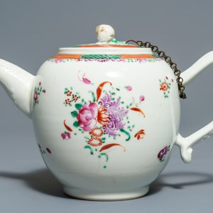 Two Chinese famille rose teapots and covers and two sets of cups and saucers, Qianlong — 照片 17