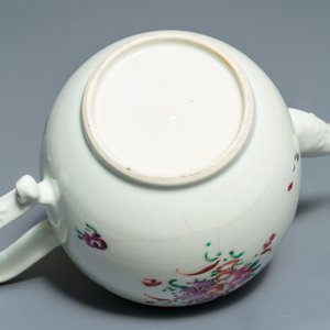 Two Chinese famille rose teapots and covers and two sets of cups and saucers, Qianlong — 照片 19