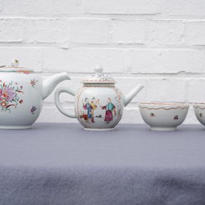 Two Chinese famille rose teapots and covers and two sets of cups and saucers, Qianlong — 照片 21