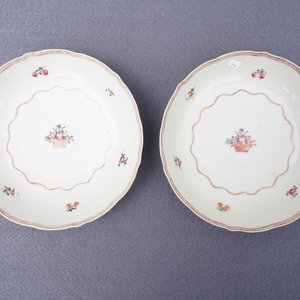 Two Chinese famille rose teapots and covers and two sets of cups and saucers, Qianlong — 照片 24