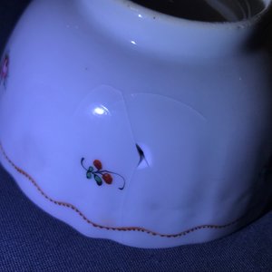 Two Chinese famille rose teapots and covers and two sets of cups and saucers, Qianlong — 照片 27