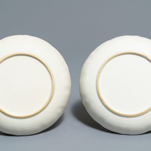 Two Chinese famille rose teapots and covers and two sets of cups and saucers, Qianlong — 照片 3