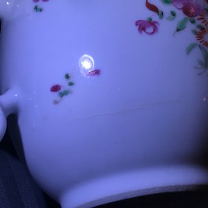 Two Chinese famille rose teapots and covers and two sets of cups and saucers, Qianlong — 照片 35