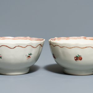 Two Chinese famille rose teapots and covers and two sets of cups and saucers, Qianlong — 照片 4