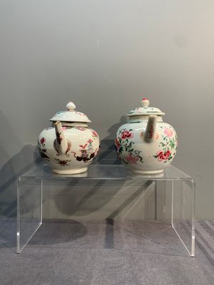 Two Chinese famille rose teapots and covers, Qianlong — photo 2