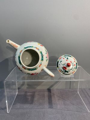 Two Chinese famille rose teapots and covers, Qianlong — photo 5