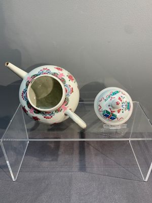 Two Chinese famille rose teapots and covers, Qianlong — photo 7