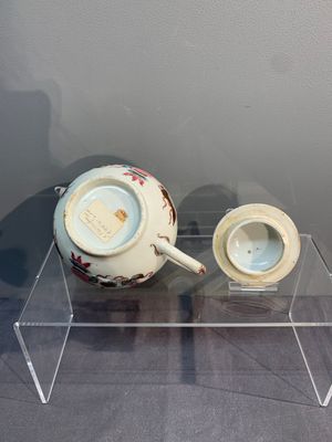 Two Chinese famille rose teapots and covers, Qianlong — photo 8